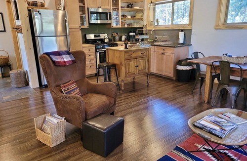 Mazama Apartment | Goat Peak Loft-Walk to the Ski Trail!