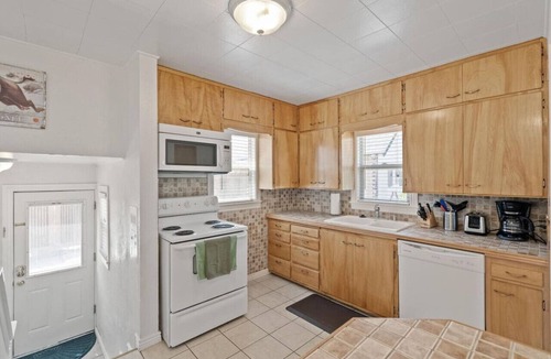 Golden Apartment | Golden Brewmaster House – Historic Stay
