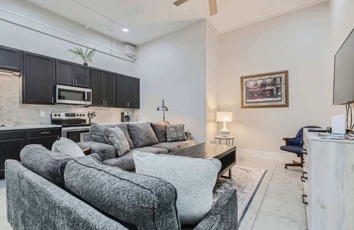 Golden Condo | Golden Getaway | Spacious 2BR | Walk to Trails