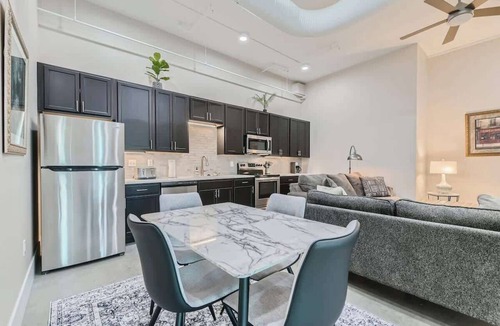 Golden Condo | Golden Getaway | Spacious 2BR | Walk to Trails