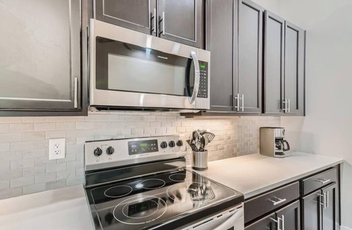 Golden Condo | Golden Getaway | Spacious 2BR | Walk to Trails
