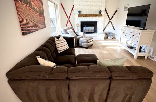 Sixth Ave West House | Golden Getaway
