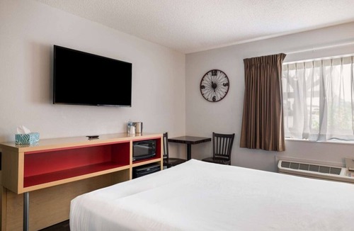 Ontario Hotel | Good Value! Indoor Pool, Pet-friendly Property, Free Parking, Free Breakfast