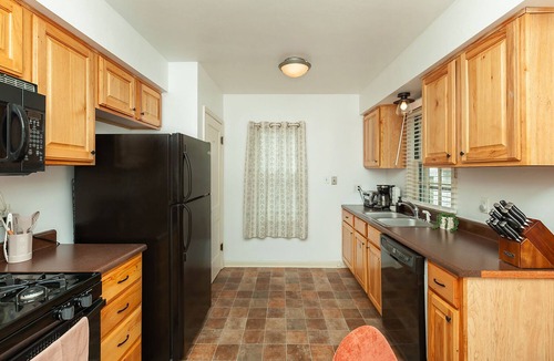 Des Moines House | Good Vibes 2 Bed Home Centrally Located on Quiet St.
