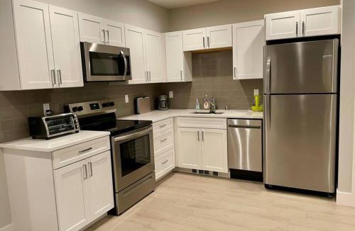 Greenwood House | Gorgeous 1 BR Suite in a New House Free Parking