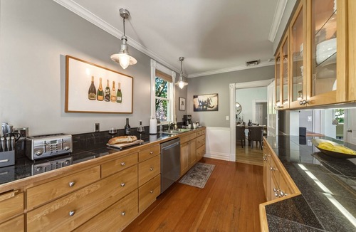 Walla Walla House | Gorgeous 1902 Craftsman-EV Charger-Lush Grounds-Walk to Main Street-Dogs OK
