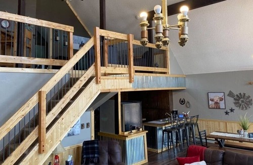 Spring Valley House | *Gorgeous 3bdrm Cabin Sleeps 12 on a Private Lake*