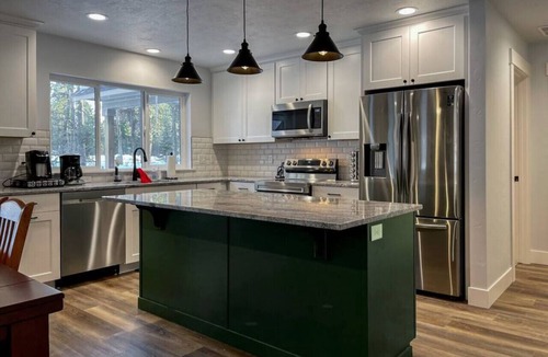 Wagon Wheel Cabin | Gorgeous 4 Bedroom Cabin w/Hot Tub in Donnelly!