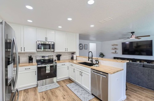 West San Antonio House | Gorgeous 5BR Gem w/Arcade Lackland BMT Seaworld!