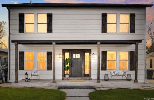 Jefferson House | Gorgeous 6BR Sleeps 18 w Hot Tub