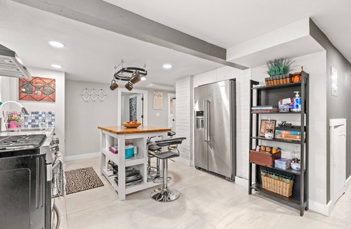 Tukwila Apartment | Gorgeous basement apt. w/chef kitchen, SPA bath, movie theater, hot tub & sauna