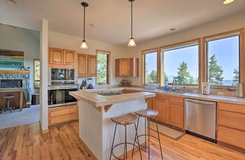 Evergreen Cabin | Gorgeous Bear Mountain | Hot Tub & WFH Friendly