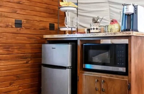 Satin House | Gorgeous Caravan with Barbecue and Stunning Countryside Sights in Chilton, Texas