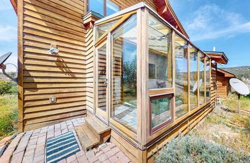 Aspen Springs Cabin | Gorgeous getaway with deck, sun room, fireplace, washer/dryer, & WiFi