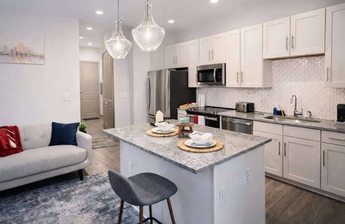 Las Colinas Apartment | Gorgeous Luxury Lake View Suite Gym & Pool