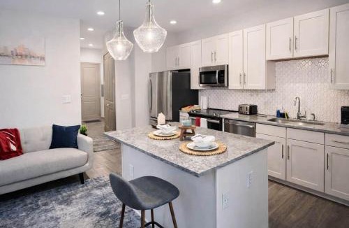 Las Colinas Apartment | Gorgeous Luxury Lake View Suite | Gym & Pool