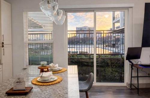 Las Colinas Apartment | Gorgeous Luxury Lake View Suite - Gym & Pool