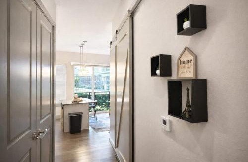 Las Colinas Apartment | Gorgeous Luxury Lake View Suite - Gym & Pool