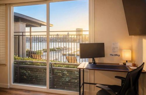 Las Colinas Apartment | Gorgeous Luxury Lake View Suite - Gym & Pool