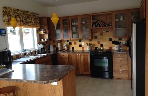 Cinebar House | Gorgeous Mayfield Lake View House - Weekday discounts!