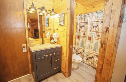 Estes Park Hotel | Gorgeous Riverfront Suite with Views R3