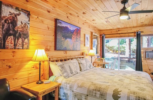 Estes Park Hotel | Gorgeous Riverfront Suite with Views R4