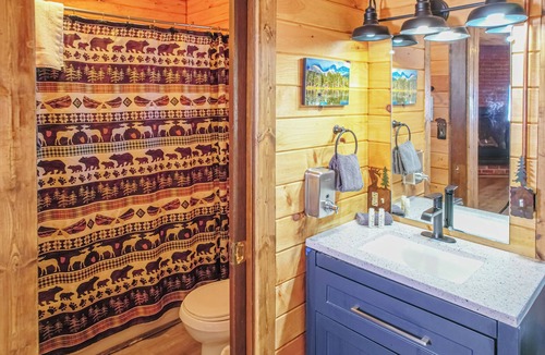 Estes Park Hotel | Gorgeous Riverfront Suite with Views R4