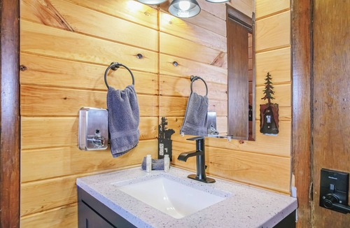 Estes Park Hotel | Gorgeous Riverfront Suite with Views R2