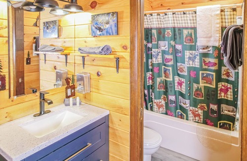 Estes Park Hotel | Gorgeous Riverfront Suite with Views R1