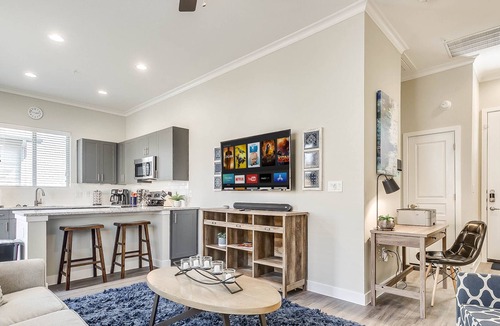 South Arlington Villa | ❤️Gorgeous Super Clean Blue Villa Sleeps 4 + Parking + Wifi DISCOUNTED PRICE!