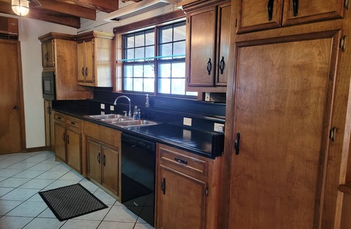 Utopia Cabin | Gorgeous Views and only 13 mi to Lost Maples SNA, 22 mi to Garner State Park!