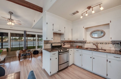 Graford House | Gorgeous views! Renovated waterfront. Cozy retreat. Super clean!