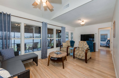 Graford House | Gorgeous views! Renovated waterfront. Cozy retreat. Super clean!