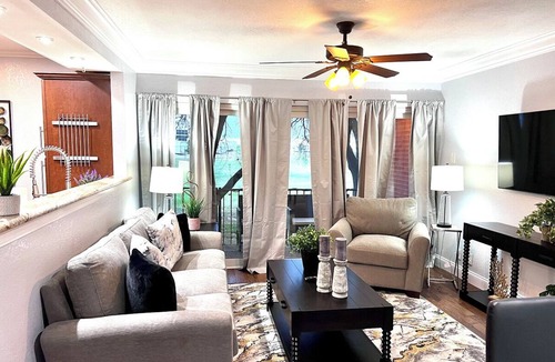 Grand Prairie Apartment | GP22B –World Cup Stay - 10min to AT&T - Sleeps 4 - Free Parking