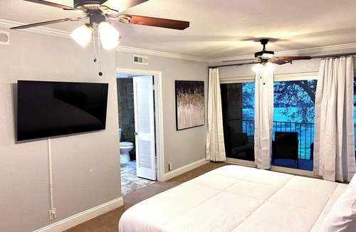 Grand Prairie Apartment | GP22B –World Cup Stay - 10min to AT&T - Sleeps 4 - Free Parking