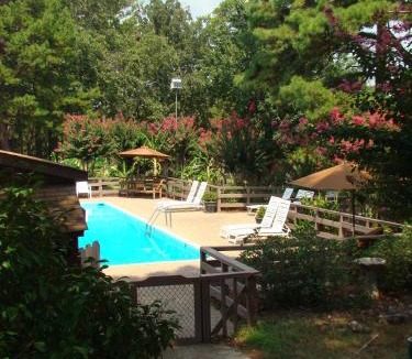 Mount Ida Hotel | GR11 - Mountain Harbor King Guest Room on Lake Ouachita