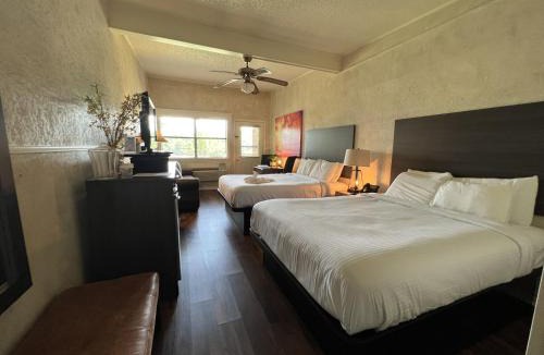 Mount Ida Hotel | GR6 - Mountain Harbor Queen Guest Room on Lake Ouachita