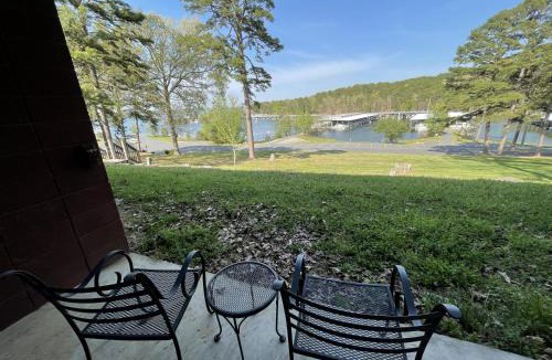Mount Ida Hotel | GR9 - Mountain Harbor King Guest Room on Lake Ouachita
