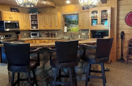 Granbury House | Granbury Pickleball Retreat- Sleeps 22
