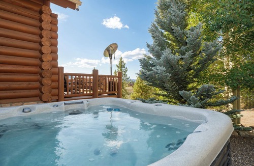 Innsbruck Val Moritz House | Granby 5BR, 5 Bath home, VIEWS!, HOTTUB, + FIREPIT!