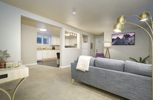 Wallingford House | Grand Craftsman - 2900sf, parking, yard. partial AC. 93 walkscore SeattleStays