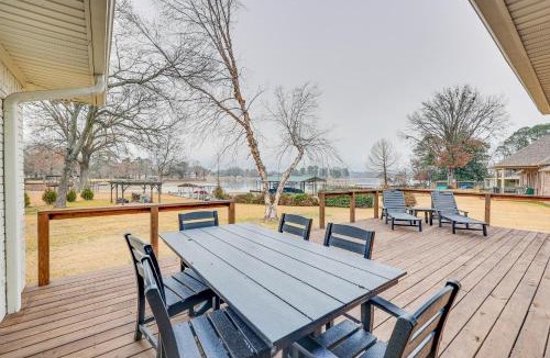 Lake Hamilton House | Grand Lakefront Home in Hot Springs w/Boat Dock!
