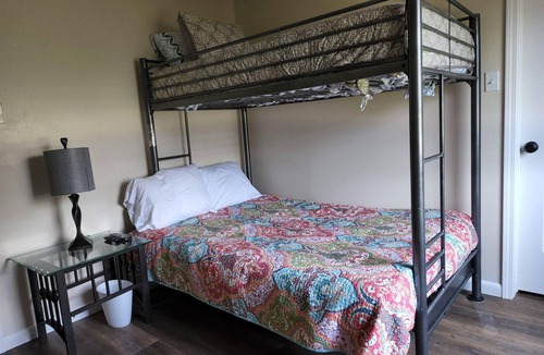 Porum House | Grandma's Place - Perfect for get togethers, backyard grilling, & close to water