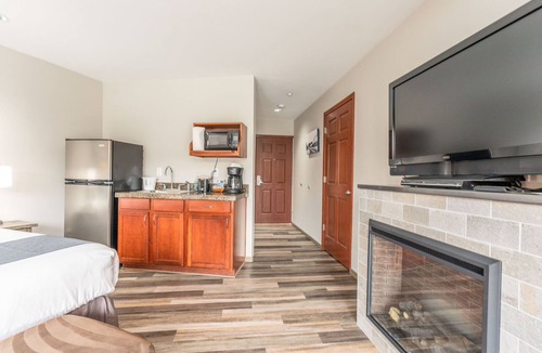 Chelan Apartment | Grandview River View 713! Waterfront King View Suite with River View!