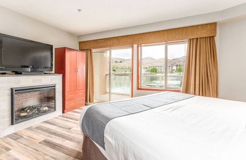 Chelan Apartment | Grandview River View 713! Waterfront King View Suite with River View!