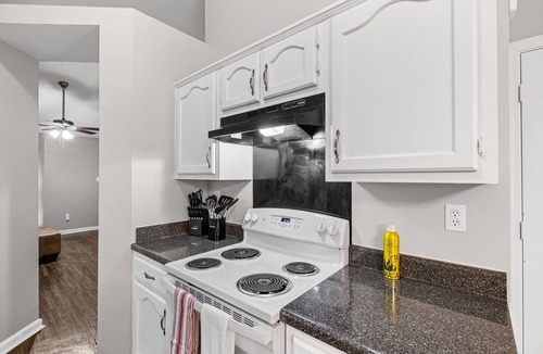 Southaven House | Great location 3BR Home w/brand new premium flooring + Fast Wi-Fi. Pet-Friendly