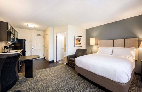 Plano Hotel | Great Pick for Your Next Staycation! Unit with Full Kitchen, Pets are Welcome!
