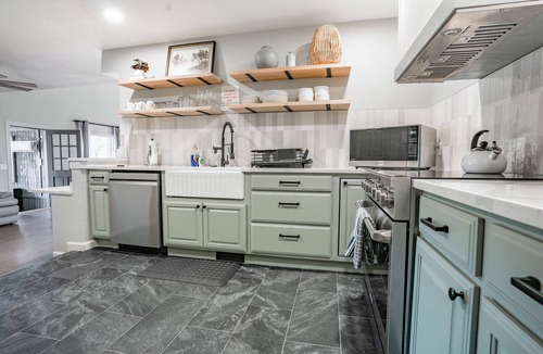 Warr Acres House | Great place for family reunions — 5BR sleeping 14 with a hot tub. #Lake