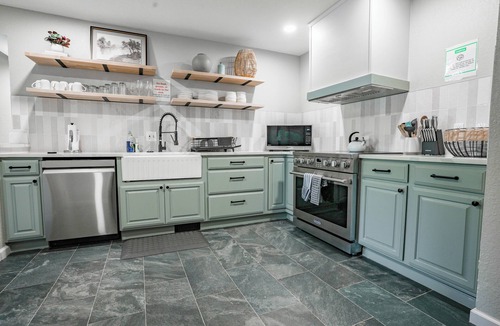 Warr Acres House | Great place for family reunions — 5BR sleeping 14 with a hot tub. #Lake