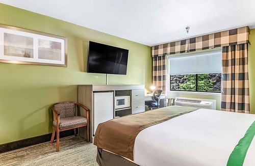 Poulsbo Hotel | Great Relaxing Overnight Stay at GuestHouse Poulsbo! Pets Allowed, Free Parking